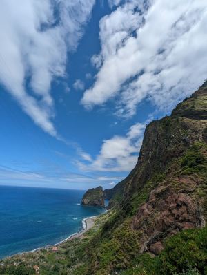 Rocha do navio Santana, a close up of a hillside next to a body of water
